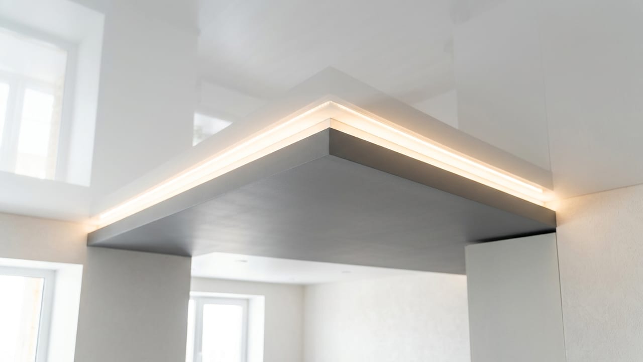 Стык уровней натяжного потолка: глянец и мат с LED-подсветкой