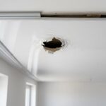отверстие в натяжном потолке — последствия сверления