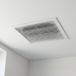 Вентиляционная решётка в натяжном потолке крупным планом