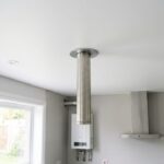 Натяжной потолок в кухне с газовой колонкой и аккуратной разделкой трубы